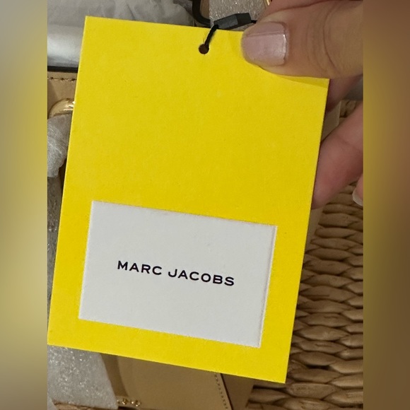 ✨Host Pick✨Marc Jacobs Tan Bucket Bag with Black & Gold Shimmer Strap - Picture 3 of 7